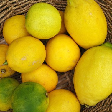 Hasır bir sepette limonlu limonlar çeşitli boyutlarda