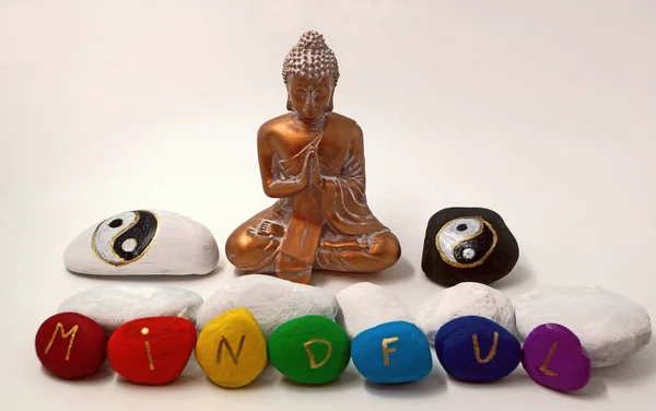 Złota Postać Buddy Ręcznie Malowanymi Kamieniami Dwa Kamienie Napisami Yin — Zdjęcie stockowe