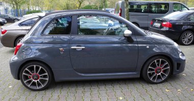 Lingen, Almanya - 9 Kasım 2022 Otoparktaki koyu gri Fiat Abarth 595 Turismo