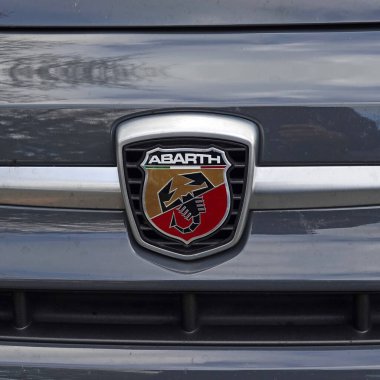 Lingen, Almanya - 9 Kasım 2022 Koyu gri Fiat Abarth 595 