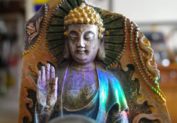 Mały Posąg Buddy Załamującym Się Świetle Podnosi Rękę Abhayamudra Gest — Zdjęcie stockowe