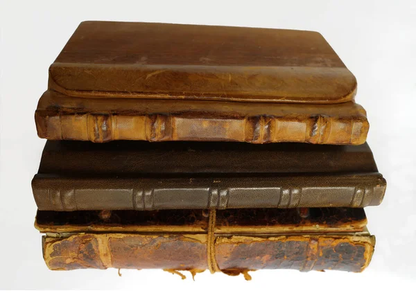 收藏了三本白色背景的旧书 这些书的封面是皮革 皮革和木头做的 — 图库照片