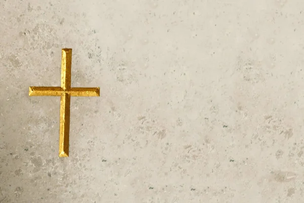 金十字架刻在米色大理石上 有复制空间 背景的意义 — 图库照片