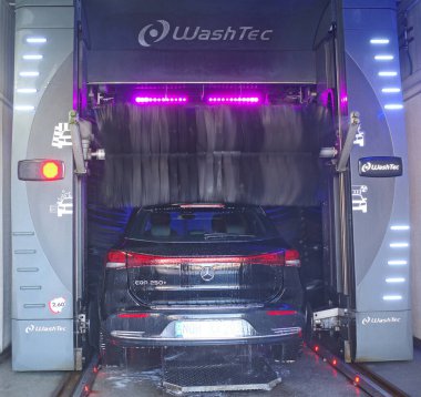 Itterbeck, 25 Kasım 2022 - Tüm elektrikli Mercedes Benz EQA 250 + Washtec 'ten bir oto yıkamada yıkandı