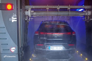 Itterbeck, Almanya 25 Kasım 2022 - Tüm elektrikli Mercedes Benz EQA 250 + Washtec 'ten bir oto yıkamada yıkandı
