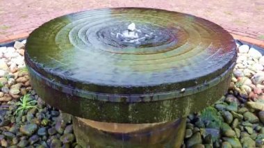 Almanya 'daki bir değirmen taşından yapılmış hipnotik bir çeşme.