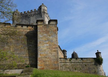 Bad Bentheim, Almanya - 5 Mayıs 2023 Bentheim Şatosu veya Burg Bentheim, Almanya 'nın Aşağı Saksonya eyaletinde yer alan bir ortaçağ şatosu. Şatodan ilk olarak 11. yüzyılda bahsedilir. İnşa ediliyor