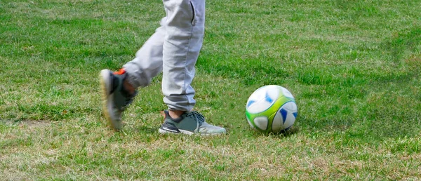 做足球锻炼的男孩的腿 — 图库照片
