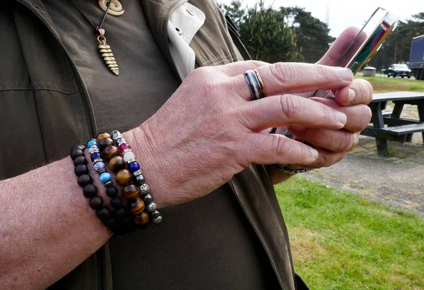 Yüzüğü Bilezikleri Olan Akıllı Telefonunu Kullanan Şık Bir Adamın Elleri — Stok fotoğraf