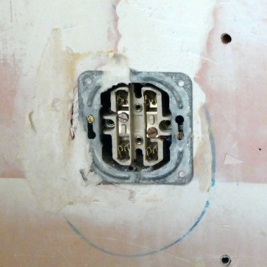 Hollanda 'da yenilenen bir evde açık elektrik prizi.