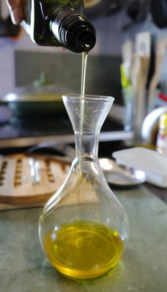 オリーブオイルを油ディスペンサーに入れる 背景にある台所用品 — ストック写真