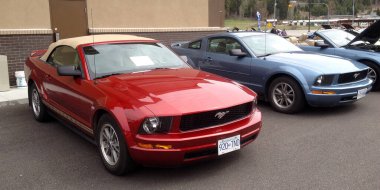 Creston, BC, Kanada - 19 Nisan 2014 Ford Mustang şovu 50. yaş günü kutlamasında. İki Ford Mustang 5. nesil..