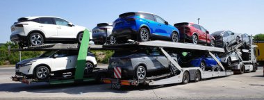 Osnabrueck - Almanya - 4 Haziran 2023 Bir kamyon dolusu yeni araba. Yeni araçlar Nissan Qashqai gücü.