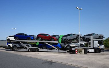Osnabrueck - Almanya - 4 Haziran 2023 Bir kamyon dolusu yeni araba. Yeni araçlar Nissan Qashqai gücü.