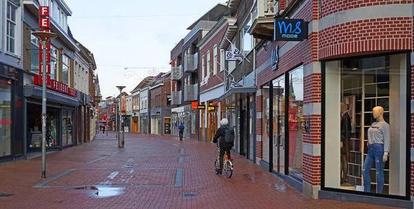 Winschoten, Hollanda - 30 Ocak 2023 Pazartesi sabahı Langestraat adında bir cadde. Pazartesi sabahı Winschoten 'da şehir merkezindeki dükkanlar kapalı..