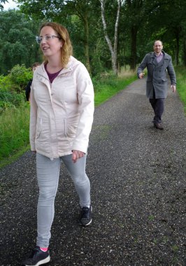 Yürüyüşe çıkmış bir kadın. Bir adam arkasından yürüyor..