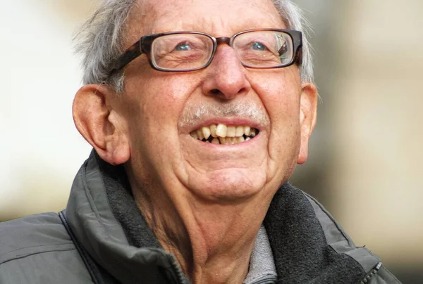 一个戴眼镜的81岁快乐老人的画像 — 图库照片#