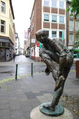 Duesseldorf, Almanya - 2 Ağustos 2023 Schuhanzieherin adlı bronz heykel. Karl-Henning Seemann tarafından 1978 yılında yapılmıştır.