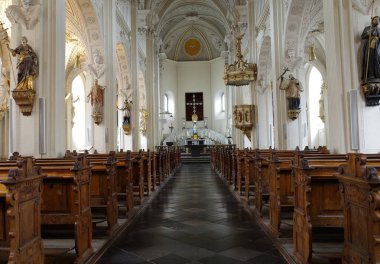 Duesseldorf, Almanya - 2 Ağustos 2023 St. Andrew Kilisesi 'nin içi. Bu kilise 1622 ve 1629 yılları arasında Güney Alman barok tarzında inşa edilmiştir.. 