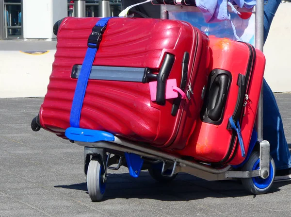 Chariot Bagages Avec Deux Valises Rouges — Photo