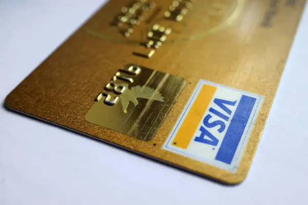 2023年8月6日来自加拿大的一张没有晶片的金制Visa卡 — 图库照片#