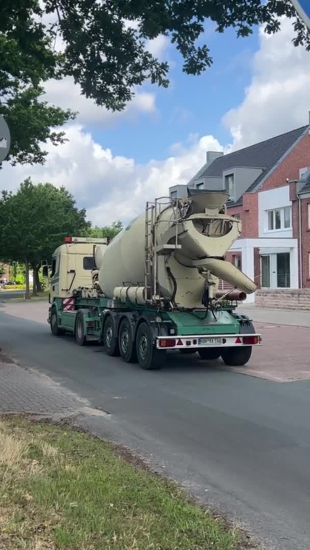 ドイツのネウエンハウスは コンクリートミキサートラックを使用して 2023年6月26日 準備が整ったコンクリートの輸送を開始した このトラックは荷物を運ぶのを待っていた — ストック動画