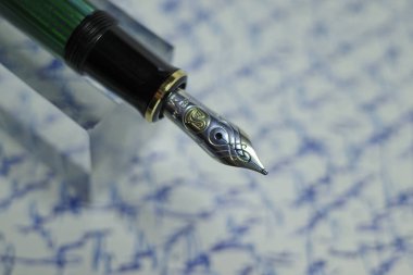 Itterbeck, Almanya 3 Ekim 2023 Pelikan Souveraen M600 Dolmakalem. Arka planda bulanık bir el yazısı metni.