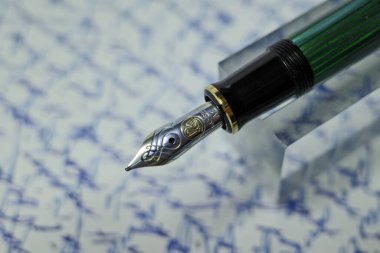 Itterbeck, Almanya 3 Ekim 2023 Pelikan Souveraen M600 Dolmakalem. Arka planda bulanık bir el yazısı metni.