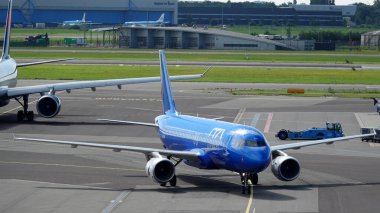 Schiphol, Hollanda - 14 Ağustos 2023 ITA Havayolları 'ndan kuyruk numarası EI-DSW olan bir Airbus A320-200