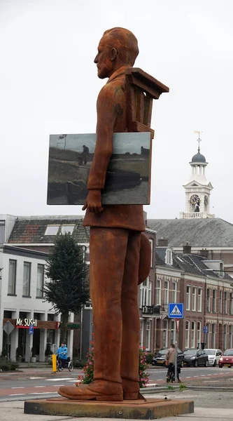 荷兰阿森 2023年10月11日 与文森特 凡高一起在德累斯顿旅行 是阿森博物馆的一个展览 为了庆祝这个节日 一座巨大的凡高雕像被安放在这个小镇上 — 图库照片#