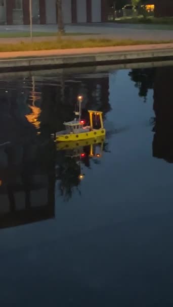 Amarillo Control Remoto Barco Iluminado Navega Sobre Estanque Parece Cuento — Vídeo de stock