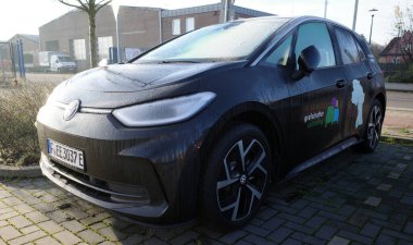 Neuenhaus, Alman... 17 Kasım 2023 Grafschafter araba paylaşımı. Tüm elektrikli araba paylaşımları bir şarj istasyonuna bağlı. Siyah bir Volkswagen ID3.