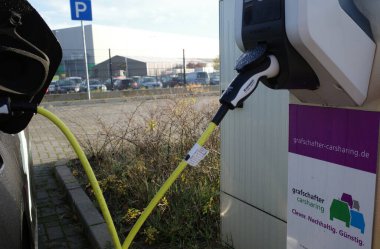Neuenhaus, Alman... 17 Kasım 2023 Grafshafter araba paylaşımı. Tüm elektrikli araba paylaşımı bir şarj istasyonuna bağlı.. 
