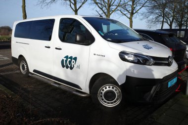 Hollanda 'nın Hardenberg kenti Jan, 23 Ocak 2024, TCR, bir Hollanda şirketi, Toyota Proace Electric Minibüsü kullanıyor.