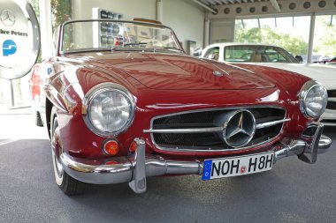 Itterbeck, Almanya - 1 Kasım 2022 Kırmızı bir Mercedes-Benz 190 SL 
