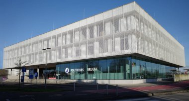 Bruges, Belçika - 27 Şubat 2024 Beyaz Polis Departmanı Bruges. Modern bir bina, mimarlar Beel ve Achtergael tarafından tasarlandı. 