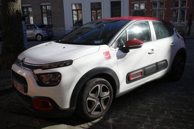 Bruges, Belçika - 27 Şubat 2024 Cambio araba paylaşımından beyaz bir Citroen C3. Çarpan bir araba.