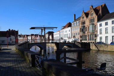 Bruges, Belçika - 27 Şubat 2024 The Ter Duinenbrug veya Dune Köprüsü, Bruges 'de bulunan bir ahşap asma köprüdür. Basamaklı ev mimar Louis Delacenserie tarafından inşa edildi.
