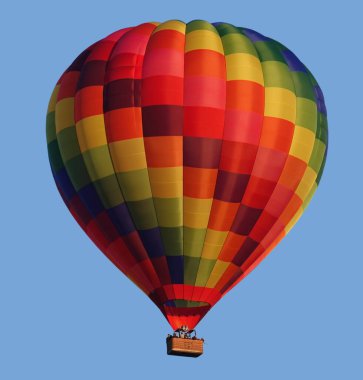 Gökyüzünde renkli bir sıcak hava balonu     