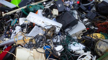Wilsum, Almanya 28 Mart 2024 Bir çöp sahasında bir toplama konteynerine atılmış elektronik cihazlar