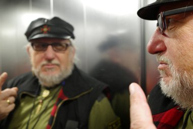 Bu üstat aynadaki adamı uyarıyor.