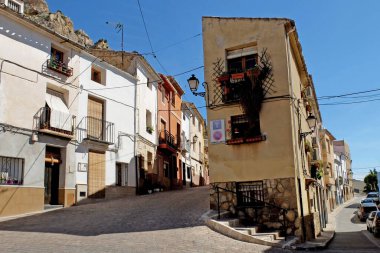 İspanya, Castalla 'daki Plaza Magdalena. Carrer San Antonio 'nun köşesindeki küçük evlerde ilginç bir manzara.