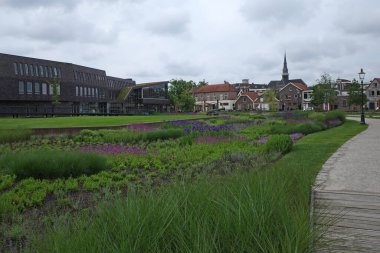 Coevorden, Hollanda - 30 Haziran 2024 Coevorden kasabasındaki yeni parktan. Soldaki modern belediye binası.