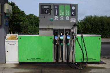Markasız Alman benzin istasyonu dizel, süper E10, süper kurşun ve LPG satıyor.