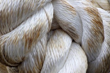 Tekneleri demirlemek için kullanılan son derece kalın bir ip. Biraz kirlenmiş.