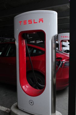 Stavanger, Norveç - 5 Ağustos 2024 Otoparkta bir dizi Tesla Superchargers