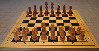 Tüm parçaları doğru yerde olan basit bir satranç tahtası. Satranç taşları için de yer açılabilir.