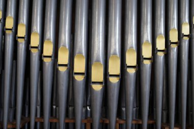 Kilisedeki el yapımı bir borunun metal borularının yakın çekimi.