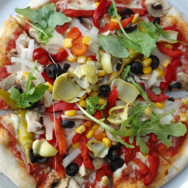 Domates soslu ve sebzeli vejetaryen pizzanın en iyi görüntüsü.