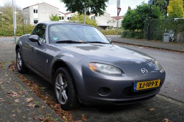 Amersfoort, Hollanda - 13 Ekim 2024 Park etmiş gri Mazda MX5 üzerinde 2007